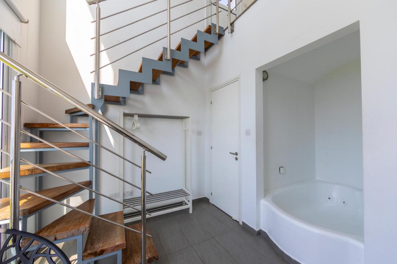 Blue Coral Beach Villas: Exclusive Oceanfront Retreat Coral Bay Exterior photo