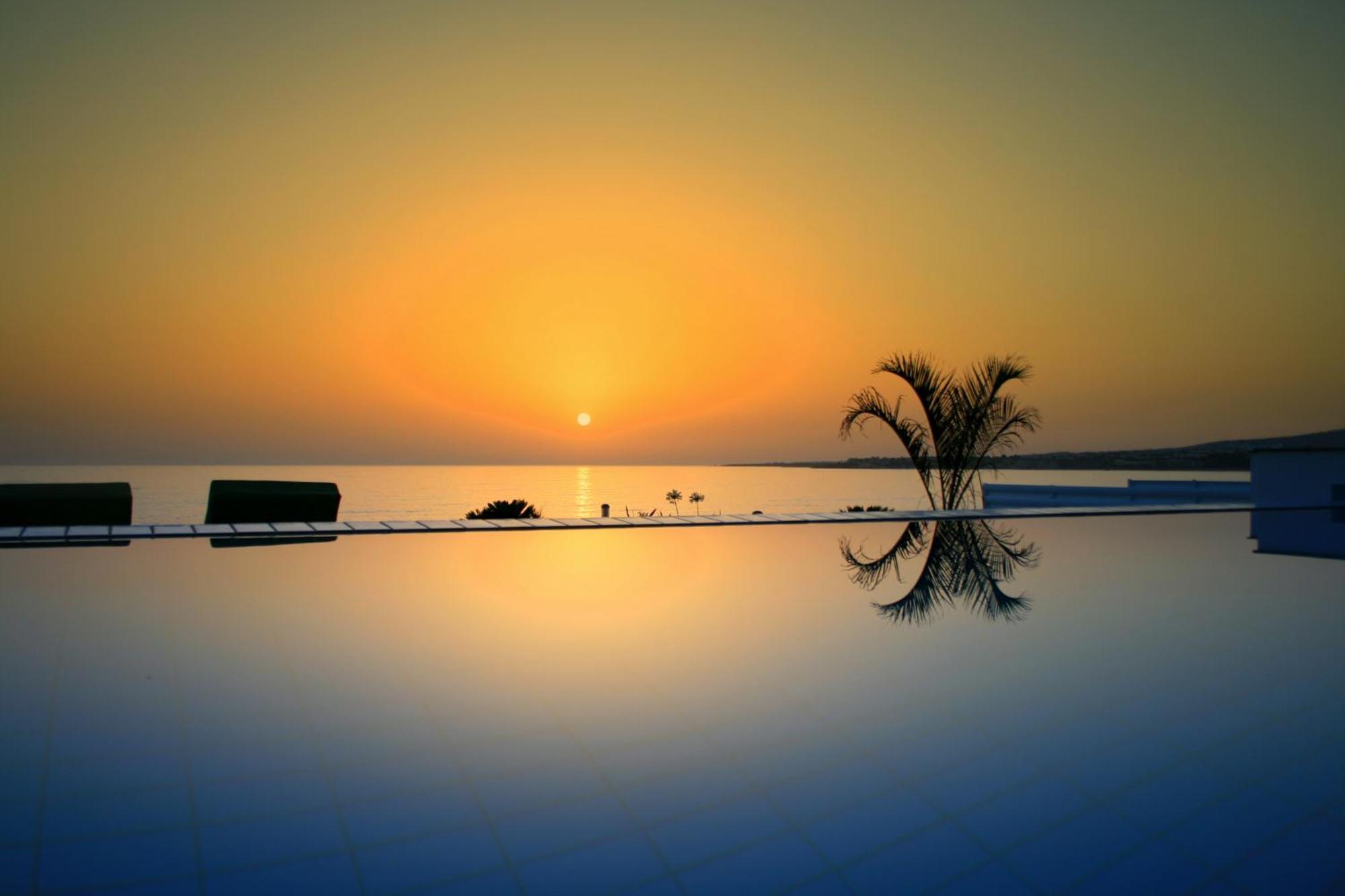 Blue Coral Beach Villas: Exclusive Oceanfront Retreat Coral Bay Exterior photo