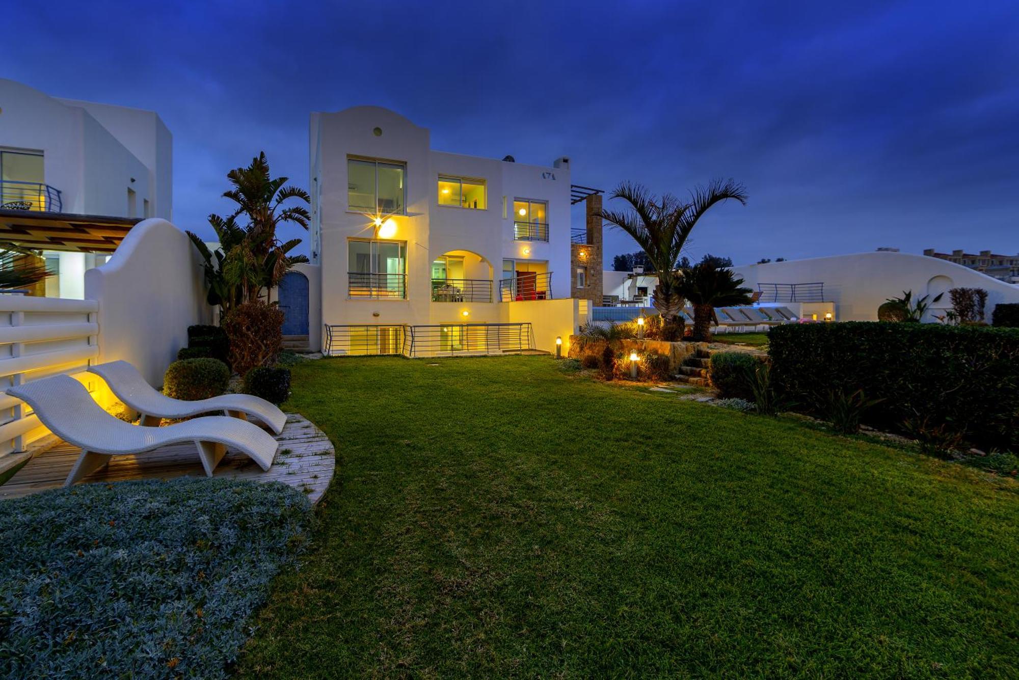Blue Coral Beach Villas: Exclusive Oceanfront Retreat Coral Bay Exterior photo