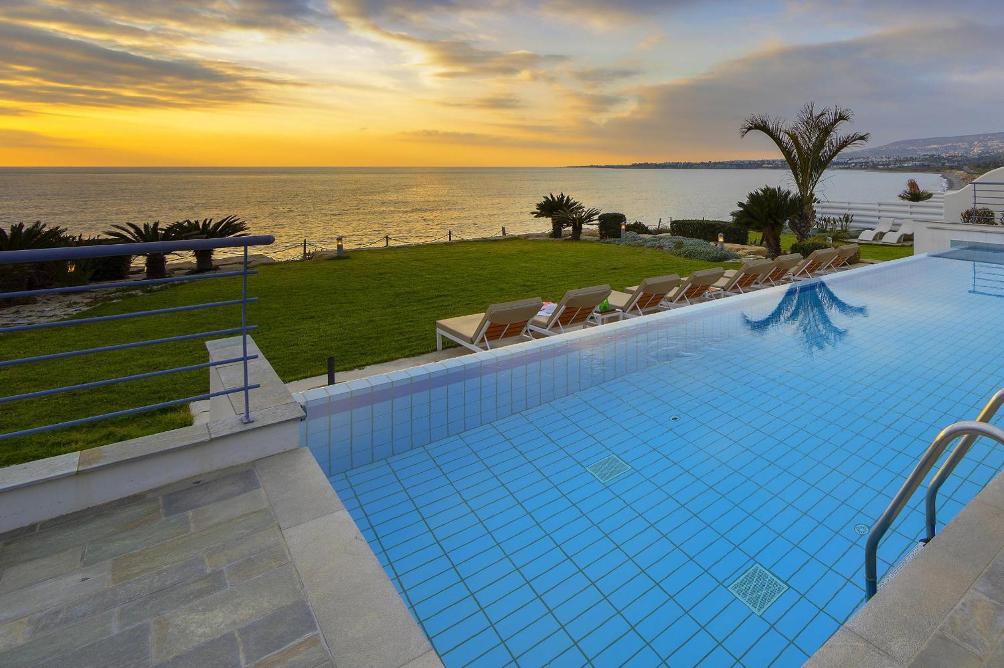 Blue Coral Beach Villas: Exclusive Oceanfront Retreat Coral Bay Exterior photo